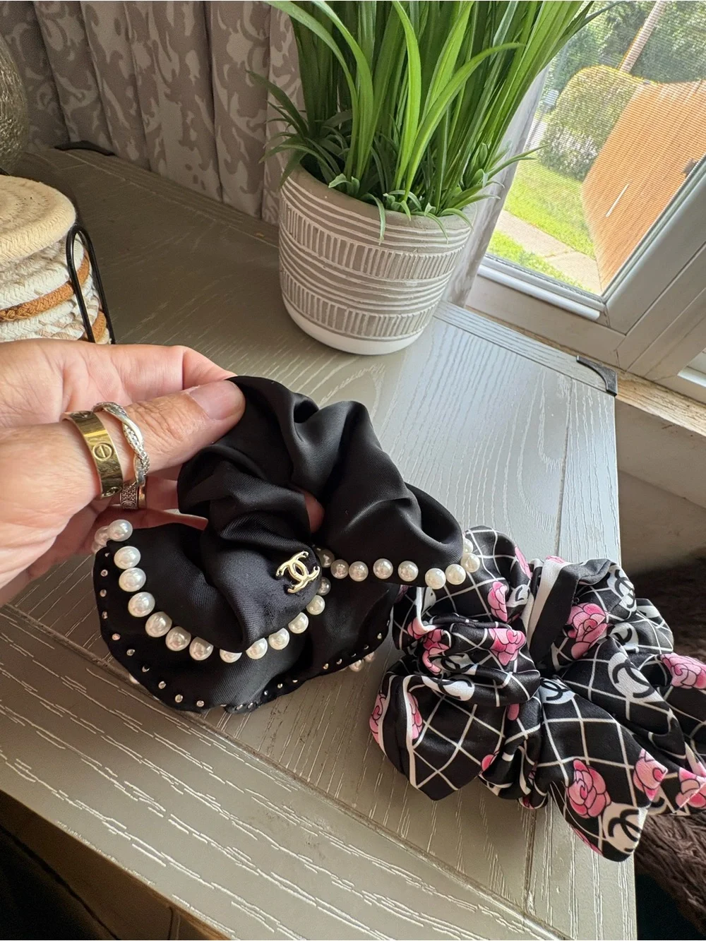 FASHION Set of 3 Black and Pink Floral Pearl-Embellished Scrunchie Set -